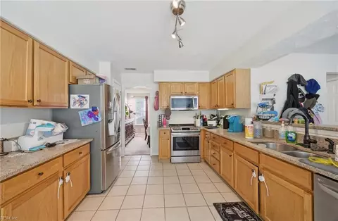 Entry Way - 108 Montrose Dr, Hampton, VA 23666 photo 5 of 7