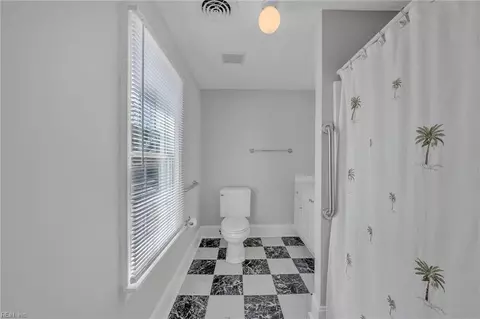 Bath - 329 Center St, Hampton, VA 23669 photo 2 of 5