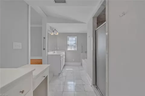 Bath - 329 Center St, Hampton, VA 23669 photo 5 of 5