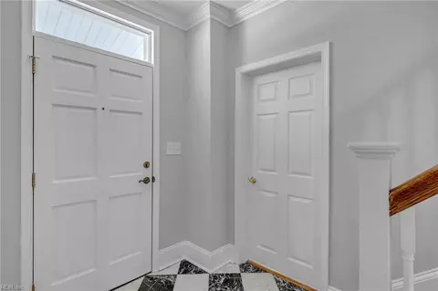 Entry Way - 329 Center St, Hampton, VA 23669 photo 2 of 5