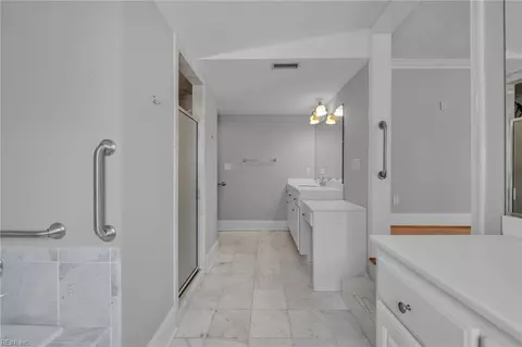 Bath - 329 Center St, Hampton, VA 23669 photo 4 of 5