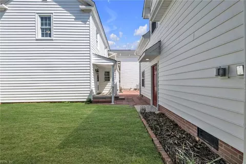 Exterior - 329 Center St, Hampton, VA 23669 photo 4 of 7