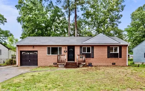 129 Saint Stephens Dr, Newport News, VA 23602