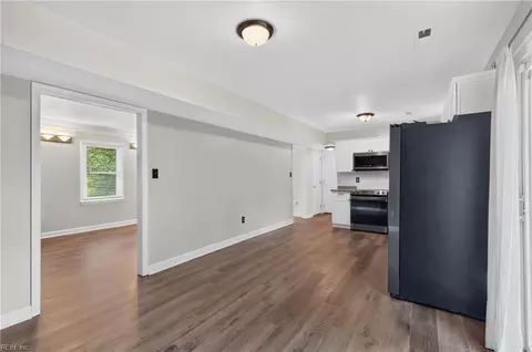 Entry Way - 158 Saunders Rd, Hampton, VA 23666 photo 2 of 5