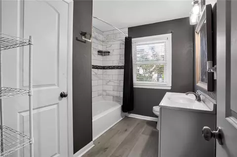 Bath - 1527 Grove St, Hampton, VA 23664 photo 1 of 3
