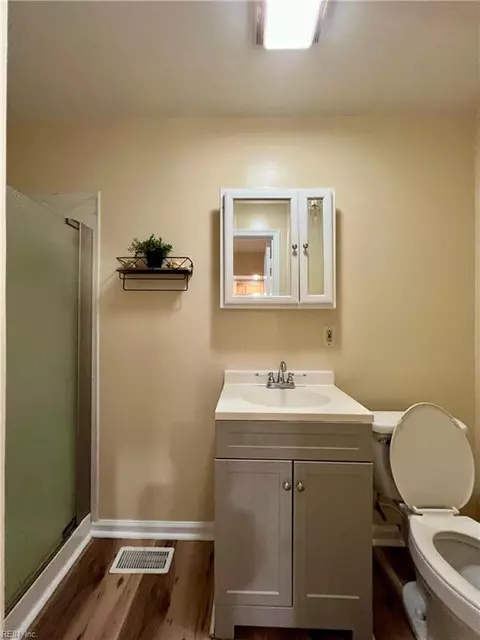 Bath - 8 Sheralyn Pl, Hampton, VA 23666 photo 2 of 3