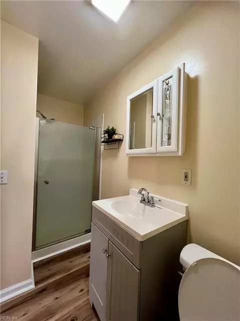 Bath - 8 Sheralyn Pl, Hampton, VA 23666 photo 1 of 3