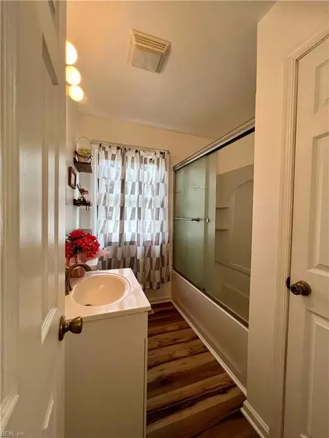 Bath - 8 Sheralyn Pl, Hampton, VA 23666 photo 3 of 3