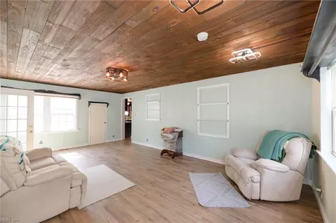 Living - 22 Plaza Dr, Hampton, VA 23669 photo 3 of 4