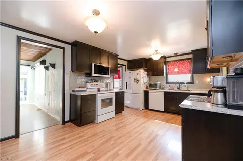 Kitchen - 22 Plaza Dr, Hampton, VA 23669 photo 2 of 3