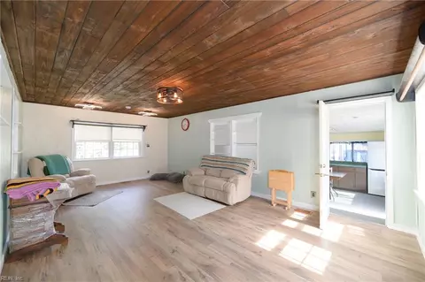 Living - 22 Plaza Dr, Hampton, VA 23669 photo 2 of 4