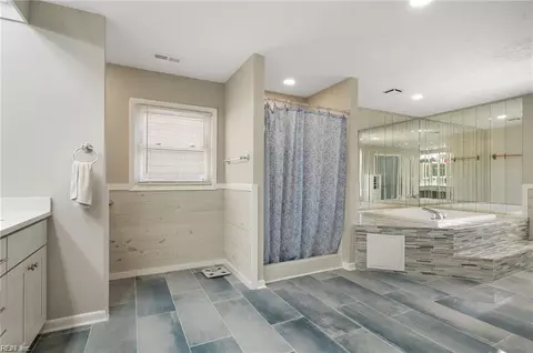 Bath - 106 Lighthouse Dr, Hampton, VA 23664 photo 4 of 5