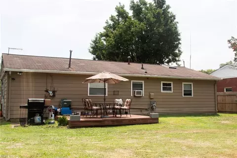 Exterior - 641 Nottingham Dr, Hampton, VA 23669 photo 4 of 6