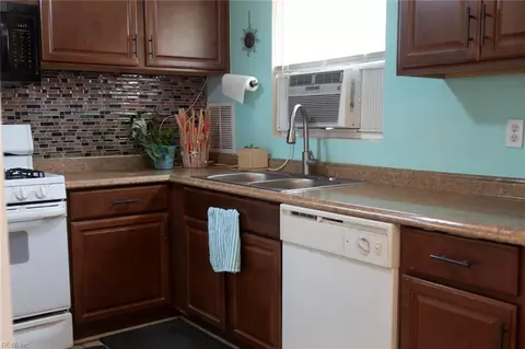 Kitchen - 641 Nottingham Dr, Hampton, VA 23669 photo 1 of 2