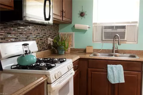 Kitchen - 641 Nottingham Dr, Hampton, VA 23669 photo 2 of 2