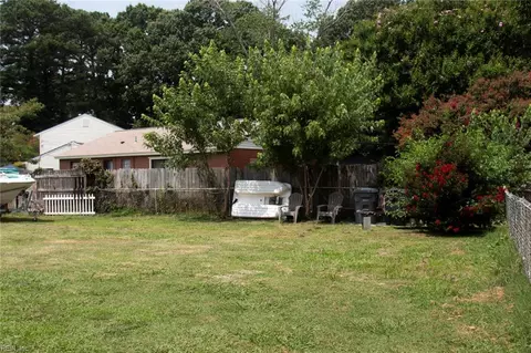 Exterior - 641 Nottingham Dr, Hampton, VA 23669 photo 5 of 6