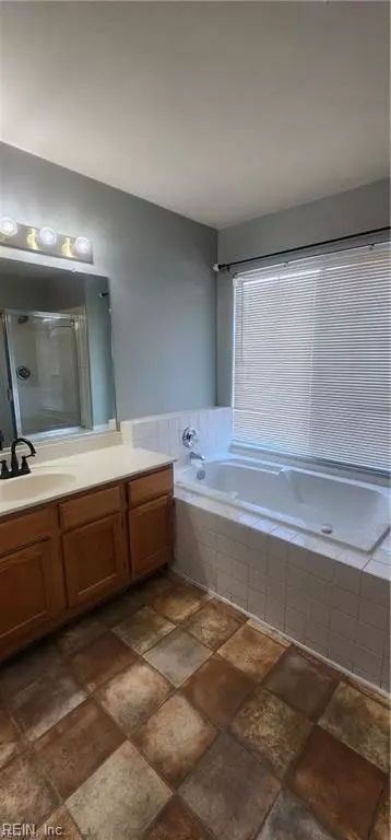 Bath - 4606 Old Fox Trl, Chesapeake, VA 23321 photo 3 of 4