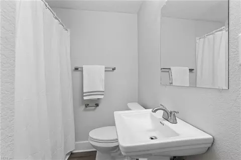 Bath - 509 N Mallory St, Hampton, VA 23663 photo 2 of 2