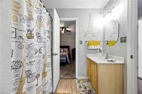 Bath - 415 Raleigh Ave, Hampton, VA 23661 photo 1 of 2