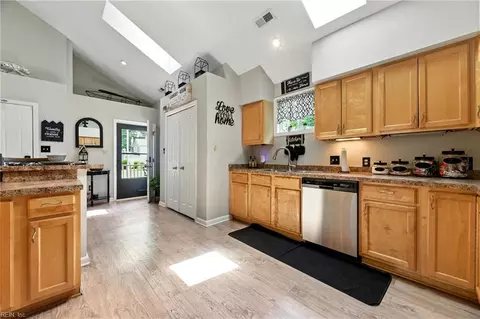 Entry Way - 415 Raleigh Ave, Hampton, VA 23661 photo 4 of 6
