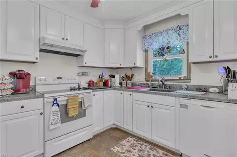 Kitchen - 6394 Meadow Dr, Gloucester, VA 23061 photo 2 of 4