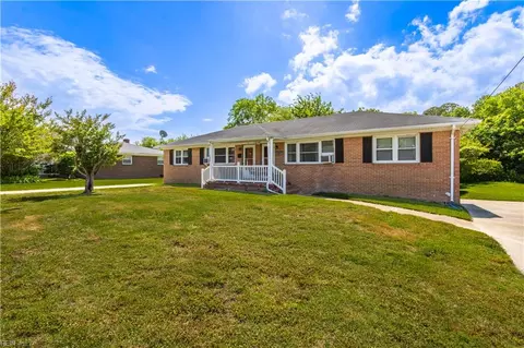2216 Decatur St, Chesapeake, VA 23324