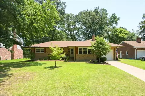 7 Indian Springs Dr, Newport News, VA 23606