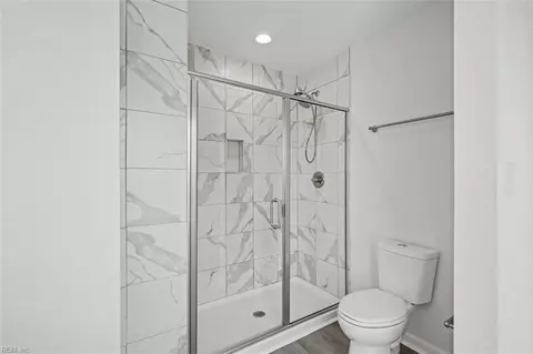 Bath - 418 Wine St, Hampton, VA 23669 photo 3 of 4