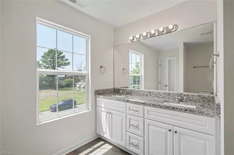 Bath - 418 Wine St, Hampton, VA 23669 photo 2 of 4