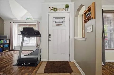 Entry Way - 11 Pin Oak Ct, Hampton, VA 23666 photo 2 of 5