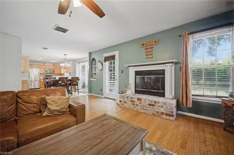Living - 11 Pin Oak Ct, Hampton, VA 23666 photo 1 of 1