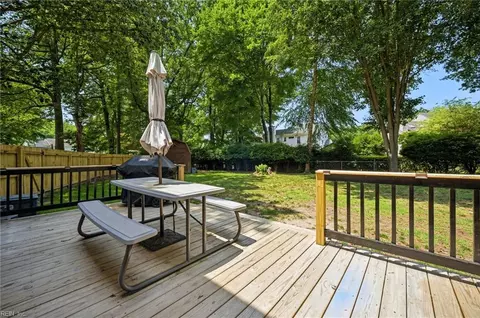 Exterior - 11 Pin Oak Ct, Hampton, VA 23666 photo 6 of 11