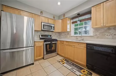 Kitchen - 11 Pin Oak Ct, Hampton, VA 23666 photo 2 of 2