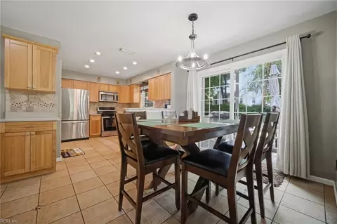 Dining - 11 Pin Oak Ct, Hampton, VA 23666 photo 2 of 2