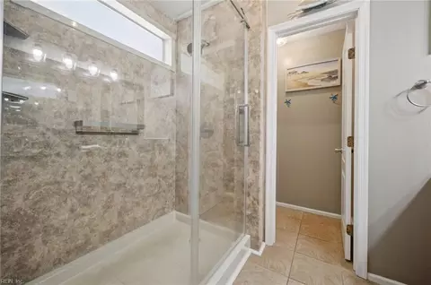 Bath - 11 Pin Oak Ct, Hampton, VA 23666 photo 3 of 4