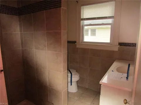 Bath - 373 Schley Ave, Hampton, VA 23661 photo 1 of 1