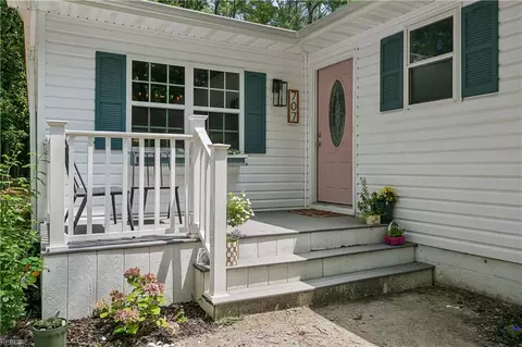 Exterior - 707 Beach Rd, Hampton, VA 23664 photo 4 of 8