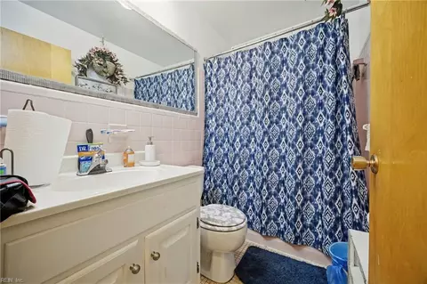 Bath - 611 Charlton Dr, Hampton, VA 23666 photo 1 of 2