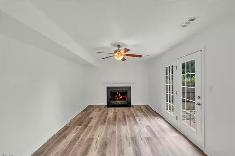 Living - 60 Tupelo Cir, Hampton, VA 23666 photo 2 of 8