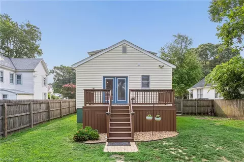 Exterior - 213 Beach Rd, Hampton, VA 23664 photo 4 of 5
