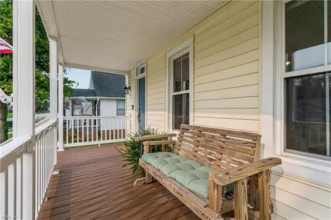 Exterior - 213 Beach Rd, Hampton, VA 23664 photo 3 of 5