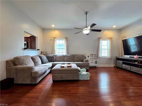 24 Moss Ave, Hampton, VA 23669 photo 3