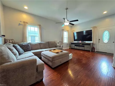 24 Moss Ave, Hampton, VA 23669 photo 2