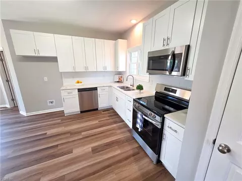 1 Columbia Ct, Portsmouth, VA 23704