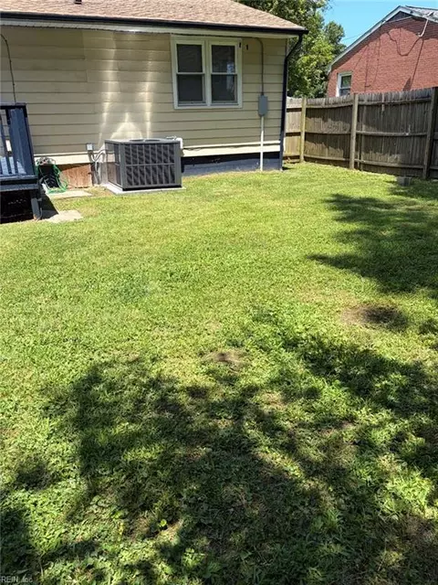 Exterior - 435 Rogers Ave, Hampton, VA 23664 photo 7 of 12
