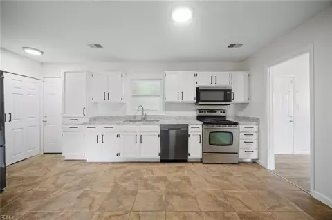Entry Way - 7416 Davidson St, Norfolk, VA 23513 photo 2 of 4