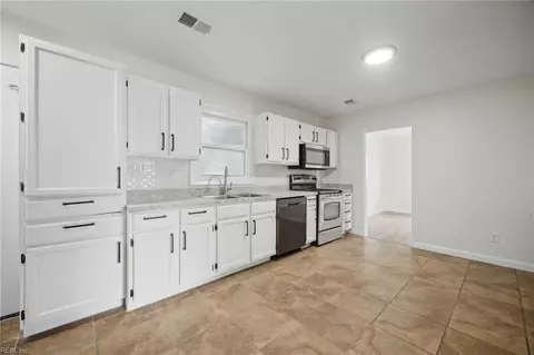 Entry Way - 7416 Davidson St, Norfolk, VA 23513 photo 4 of 4