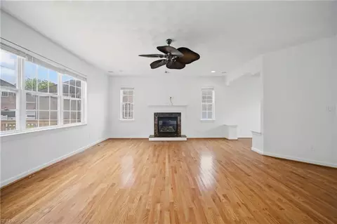 Living - 145 Sinclair Ln, Chesapeake, VA 23322 photo 6 of 7
