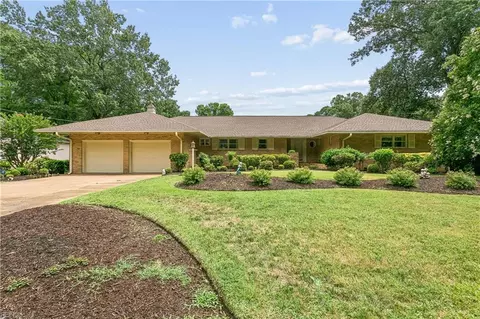 25 Garland Dr, Newport News, VA 23606