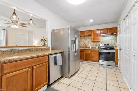 Kitchen - 140 Glenwood Rd, Hampton, VA 23669 photo 2 of 3